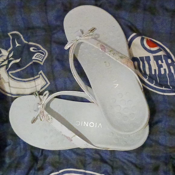 Light blue slippers brand vionic sz us 7 - Picture 2 of 4